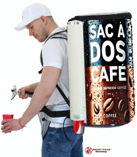 Plongez dans l'innovation avec notre Sac à dos pour boissons rempli de café ☕ ! Parfait pour les passionnés de café en déplacement, spécialement conçu pour le Bar Convent Berlin. Plus besoin de chercher une tasse, votre café préféré vous accompagne partout, que vous soyez en pleine conférence ou en vadrouille dans la ville.